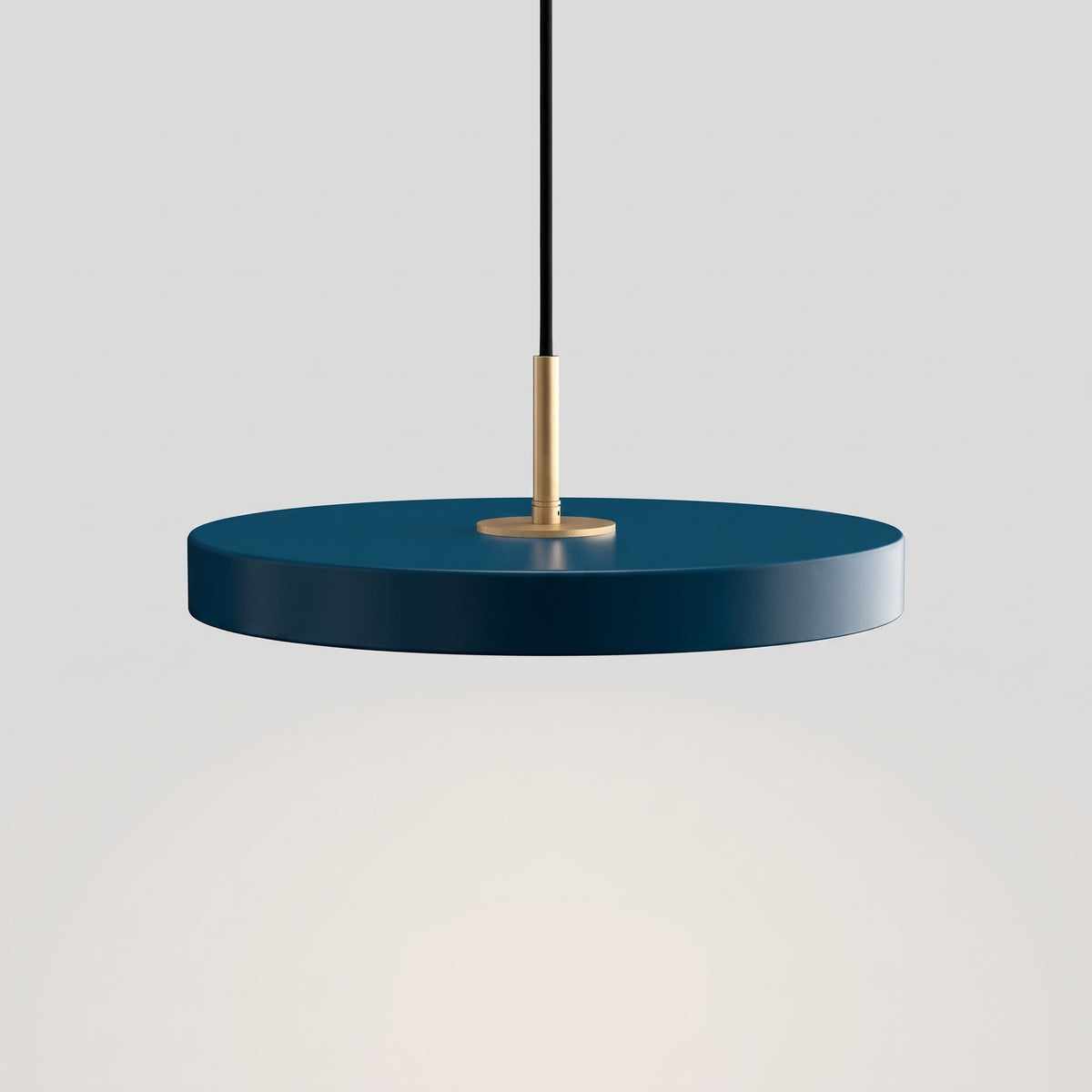 MetalGlow lampada a sospensione blu con asta in ottone, accesa
