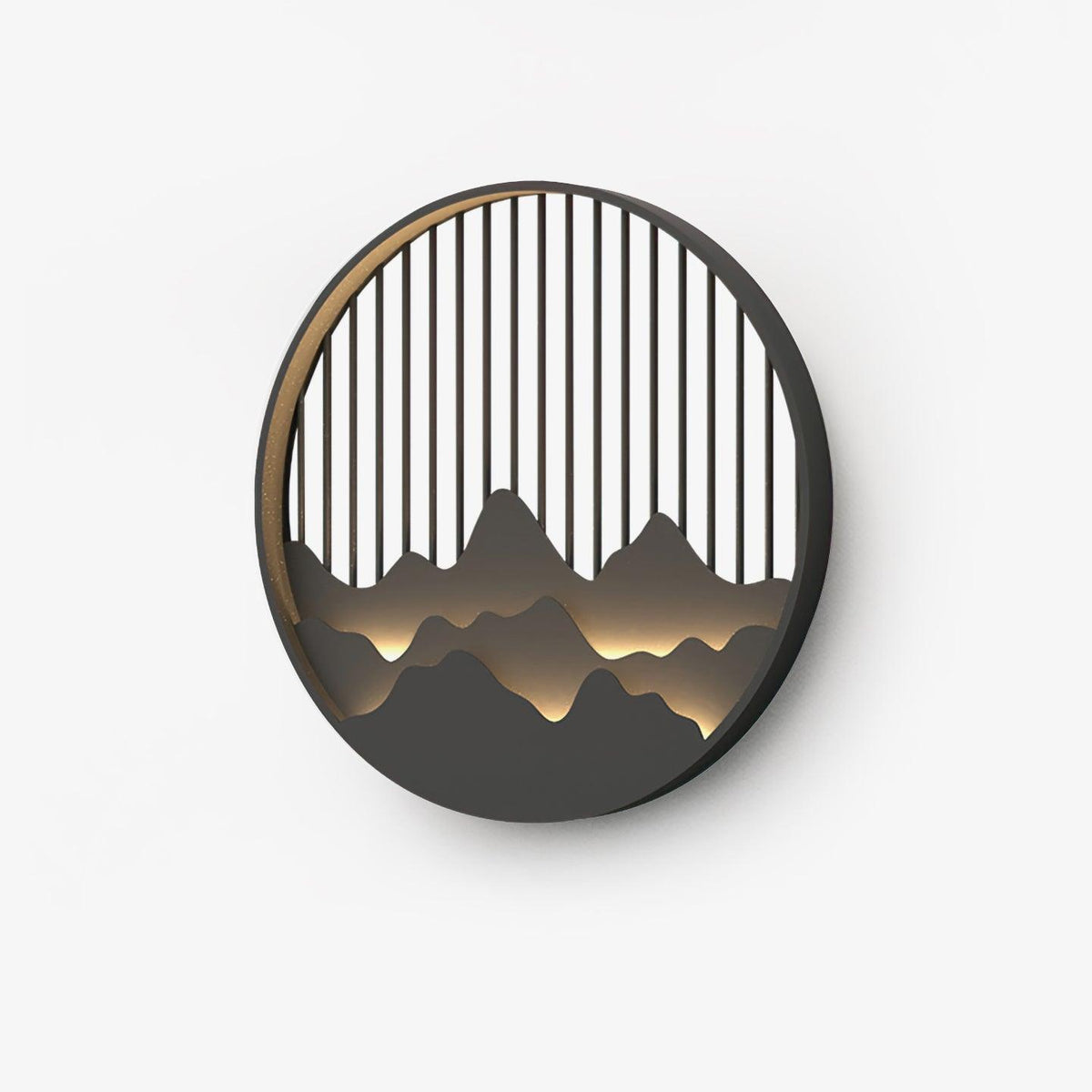 MountainGlow applique da parete a forma di montagna in acciaio inossidabile con LED integrato: applique con anello dorato su fondo bianco, dettaglio della montagna - Luximode