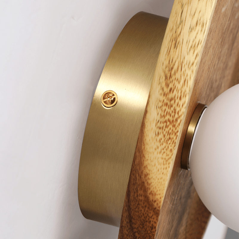 NaturalWooden applique da parete in legno con diffusore sferico bianco: dettaglio dell'attacco in ottone e del retro della base in legno - Luximode