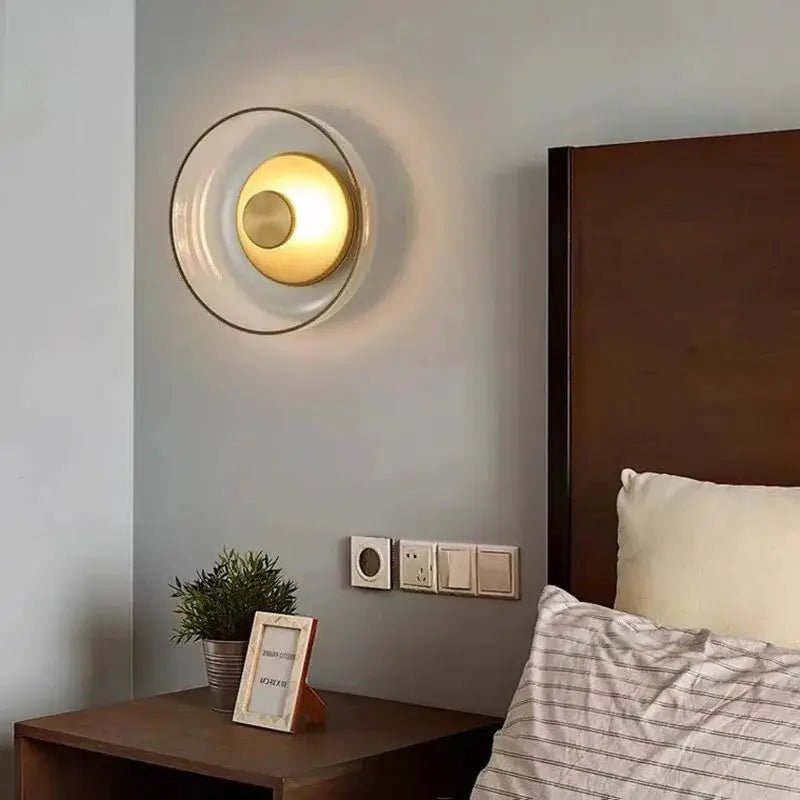 NordicScone lampada da parete elegante con diffusore in vetro: applique in vetro ambrato accesa sopra il comodino di una camera da letto - Luximode