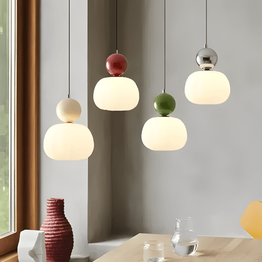 Quattro BauGlow beige, rossa, verde e argento sospese a diverse altezze