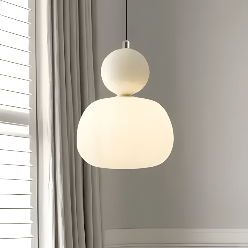 BauGlow beige con vetro opalino accesa vicino a una finestra