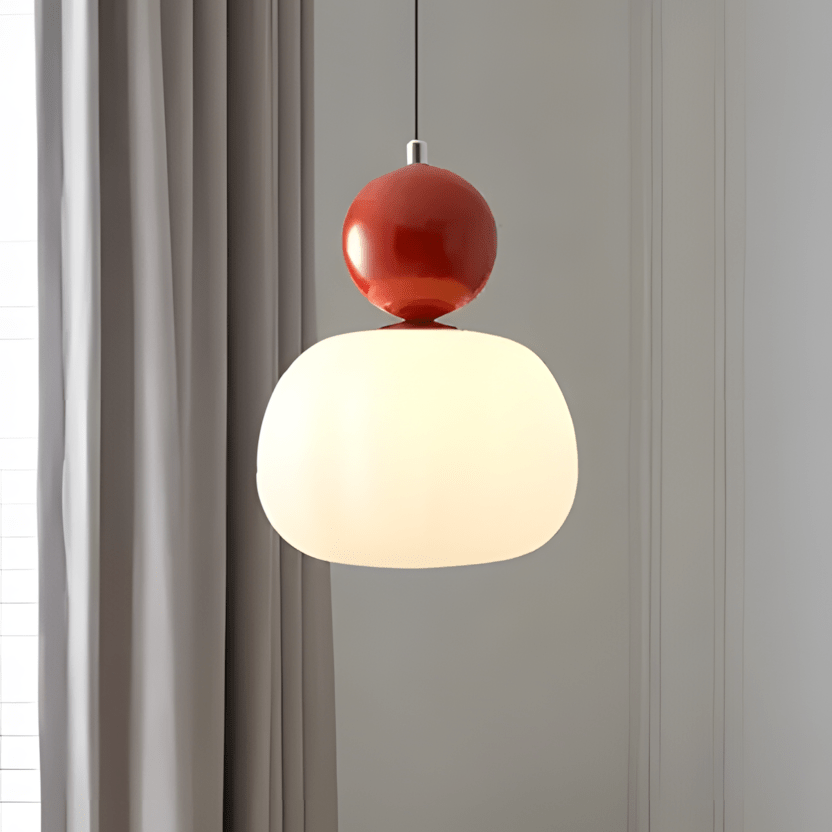 BauGlow con sfera rossa accesa vicino a una tenda