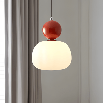 BauGlow con sfera rossa accesa vicino a una tenda