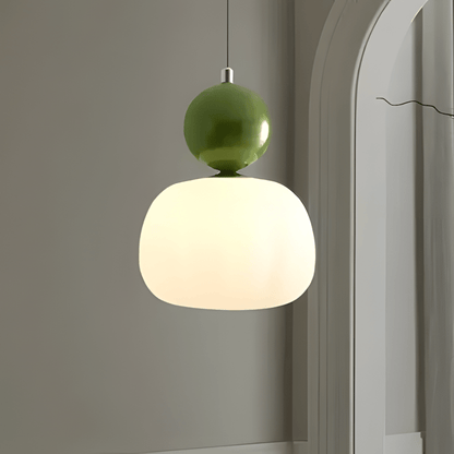 BauGlow con sfera verde accesa in un ingresso ad arco