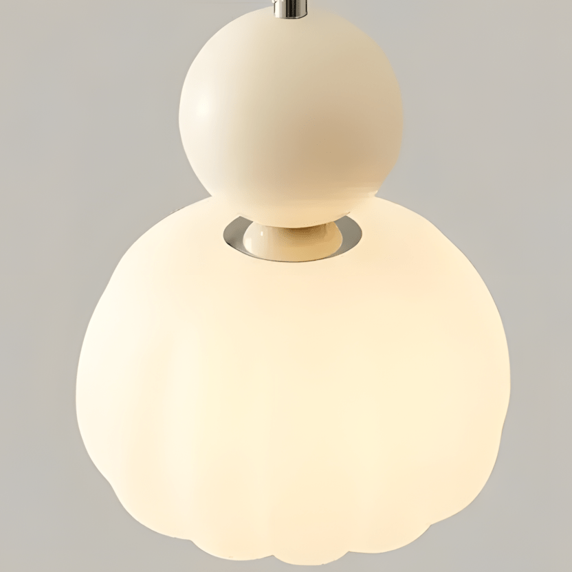 Dettaglio della BauGlow beige: sfera e vetro opalino a costine