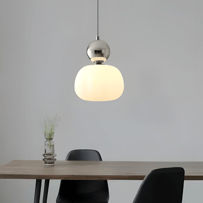 BauGlow argento sopra un tavolo con sedie nere