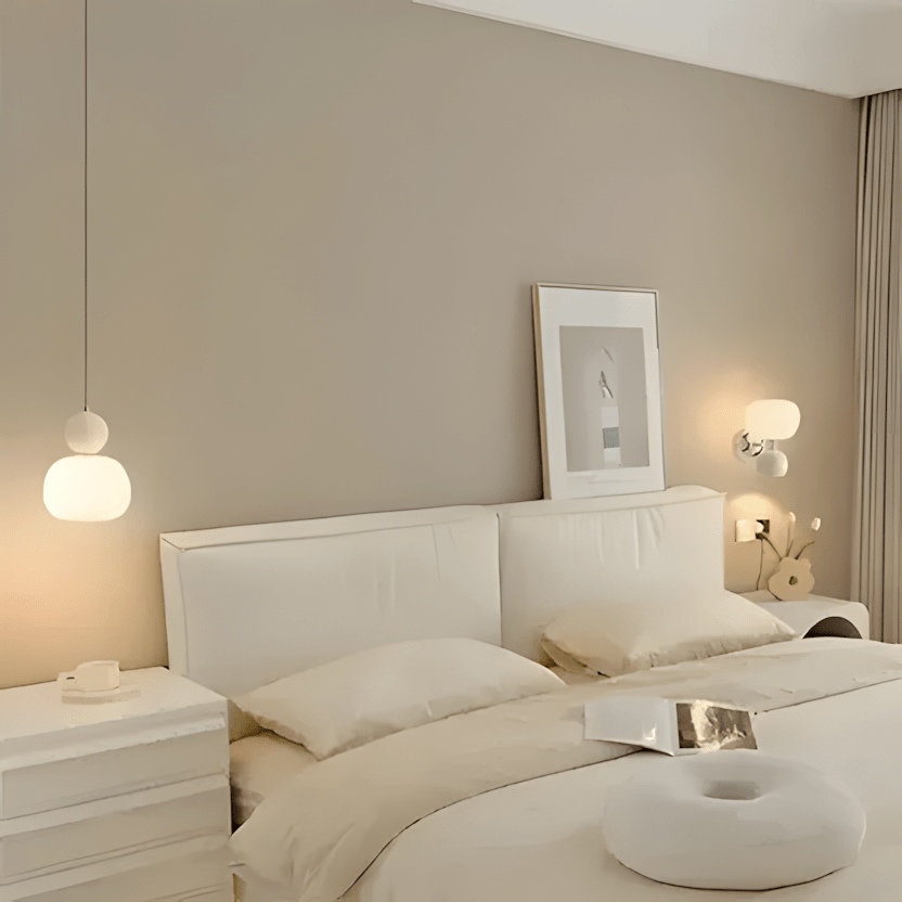 BauGlow beige sul comodino di una camera da letto chiara