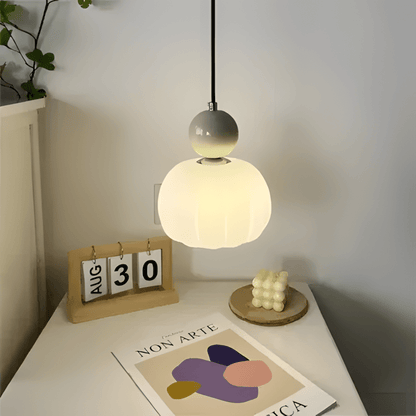 BauGlow accesa sopra una scrivania con calendario