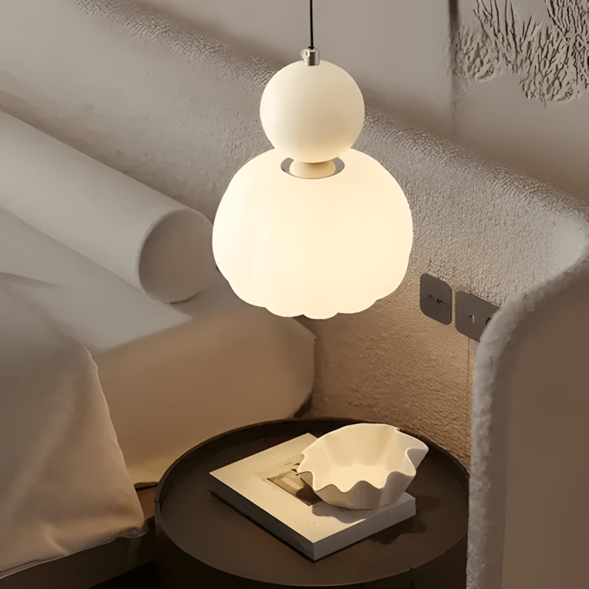 BauGlow beige accesa sopra un comodino