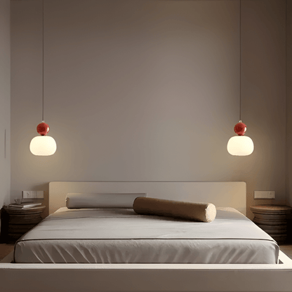 Due BauGlow con sfera rossa ai lati del letto