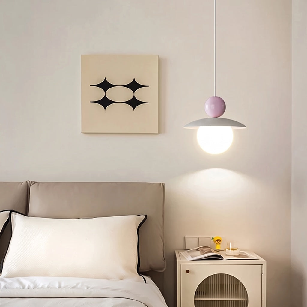 Burano con sfera lilla sopra il comodino in camera da letto