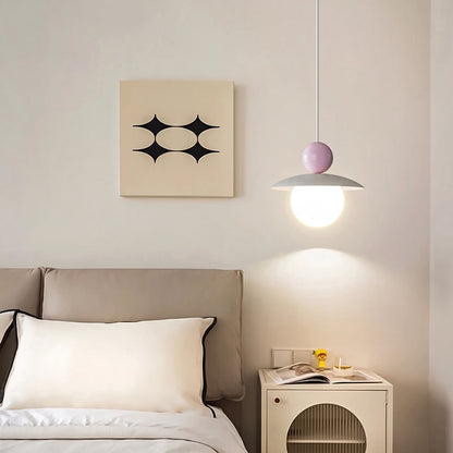 Burano con sfera lilla sopra il comodino in camera da letto