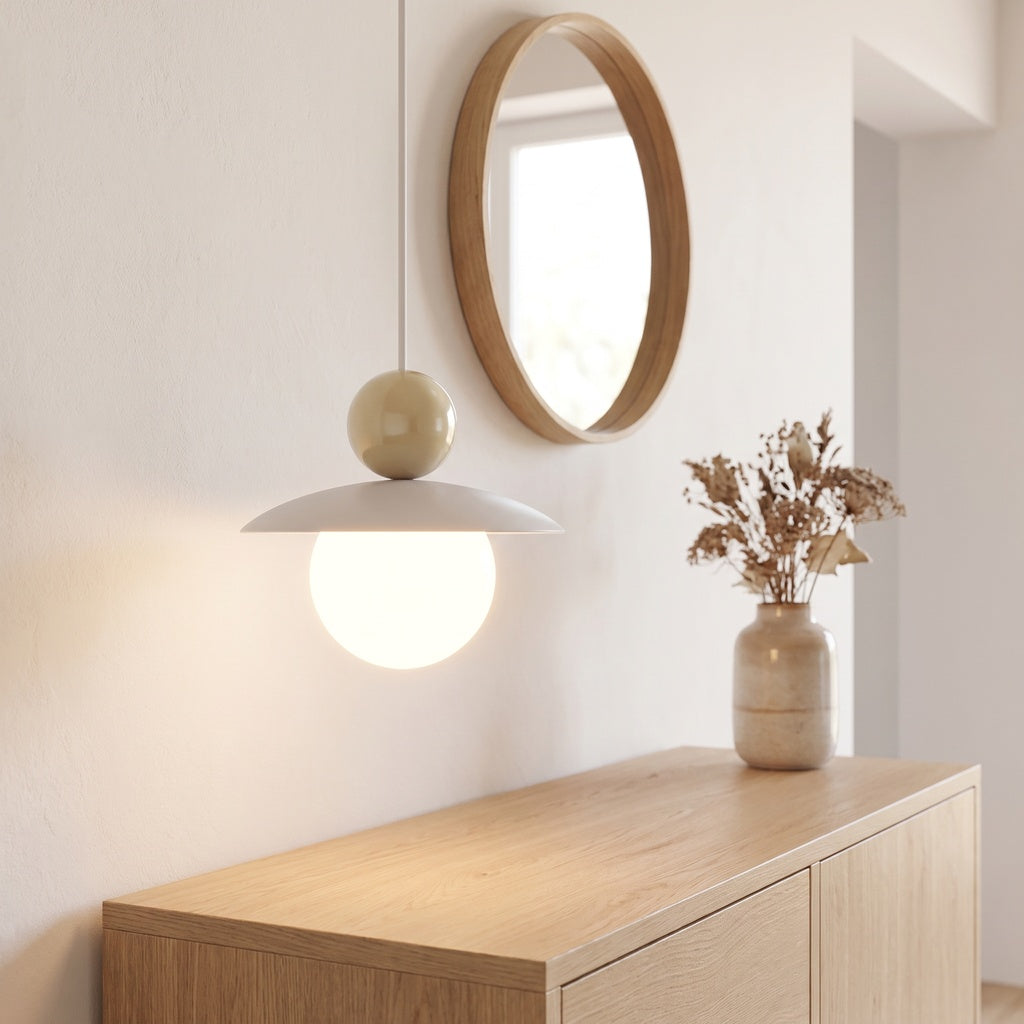 Burano con sfera beige sopra una consolle in legno all'ingresso