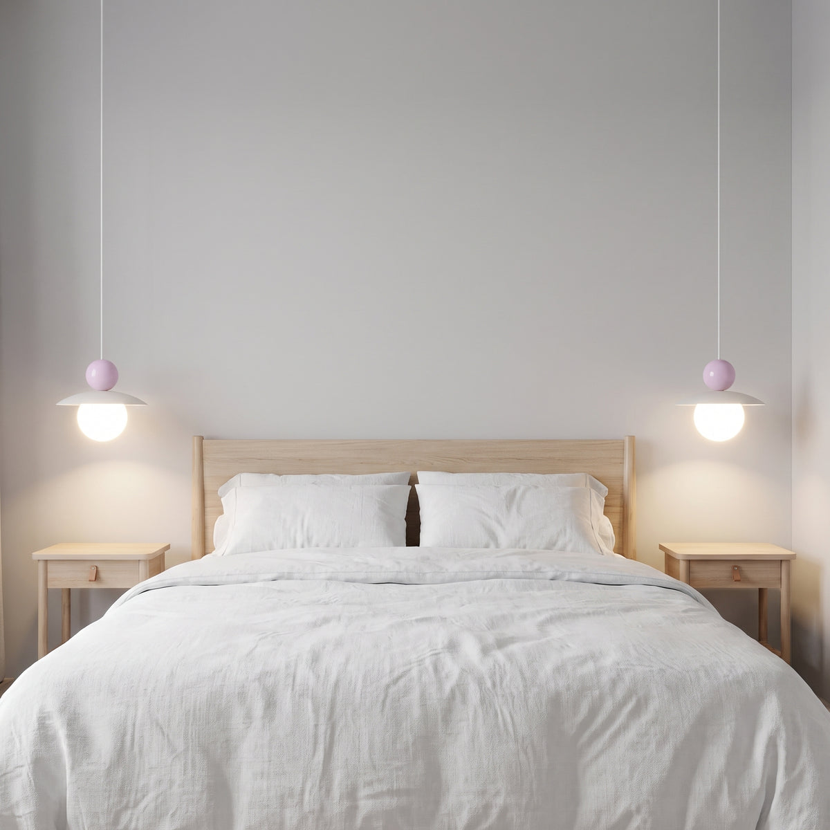 Due lampade Burano con sfera lilla ai lati del letto