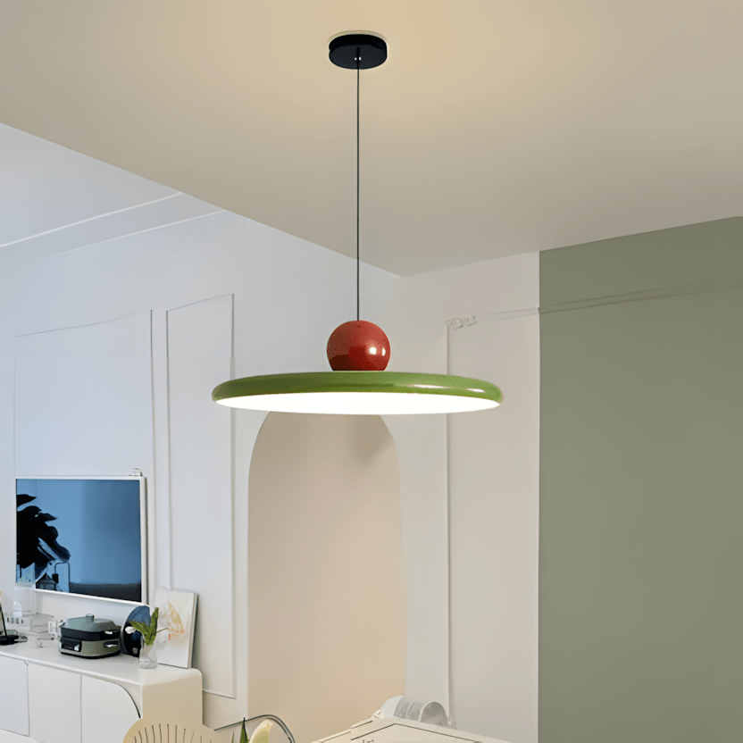 CeraVolta verde con sfera arancione in una cucina bianca