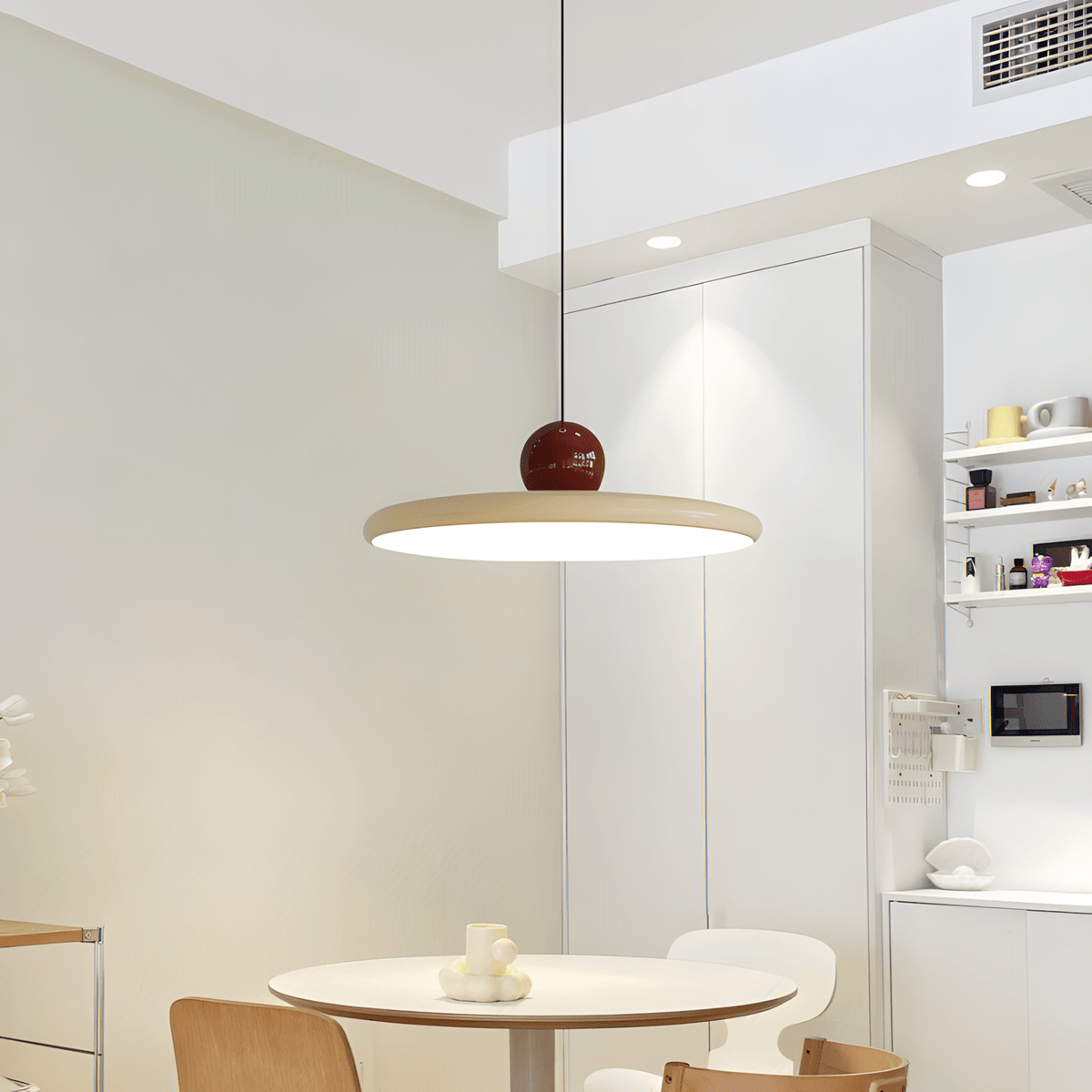 CeraVolta beige accesa sopra un tavolino in una cucina moderna