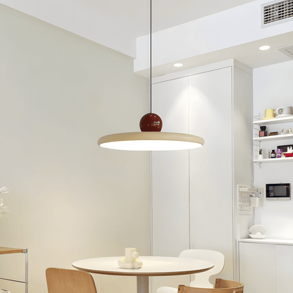 CeraVolta beige accesa sopra un tavolino in una cucina moderna