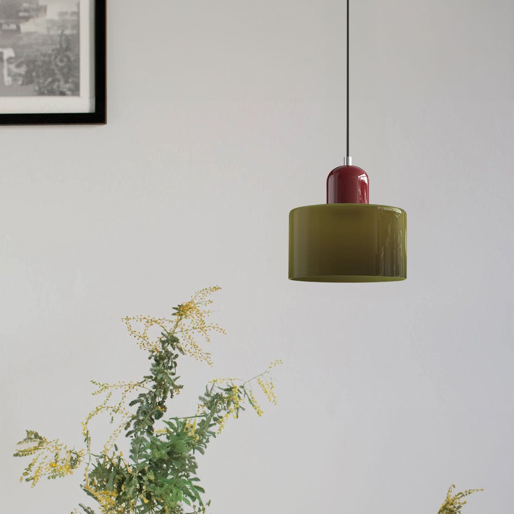 Croma verde militare con calotta bordeaux accanto a fiori secchi