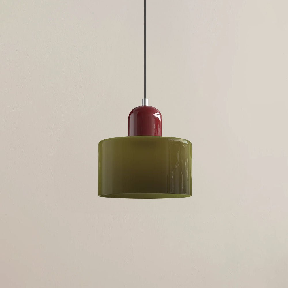 Croma verde militare con calotta bordeaux su parete beige
