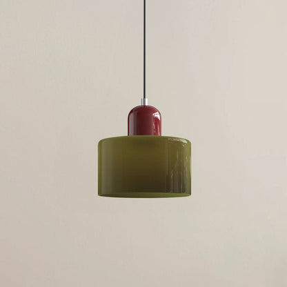 Croma verde militare con calotta bordeaux su parete beige