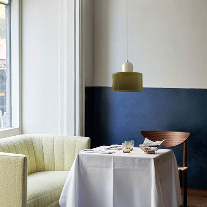 Croma verde militare in una sala da pranzo con parete blu