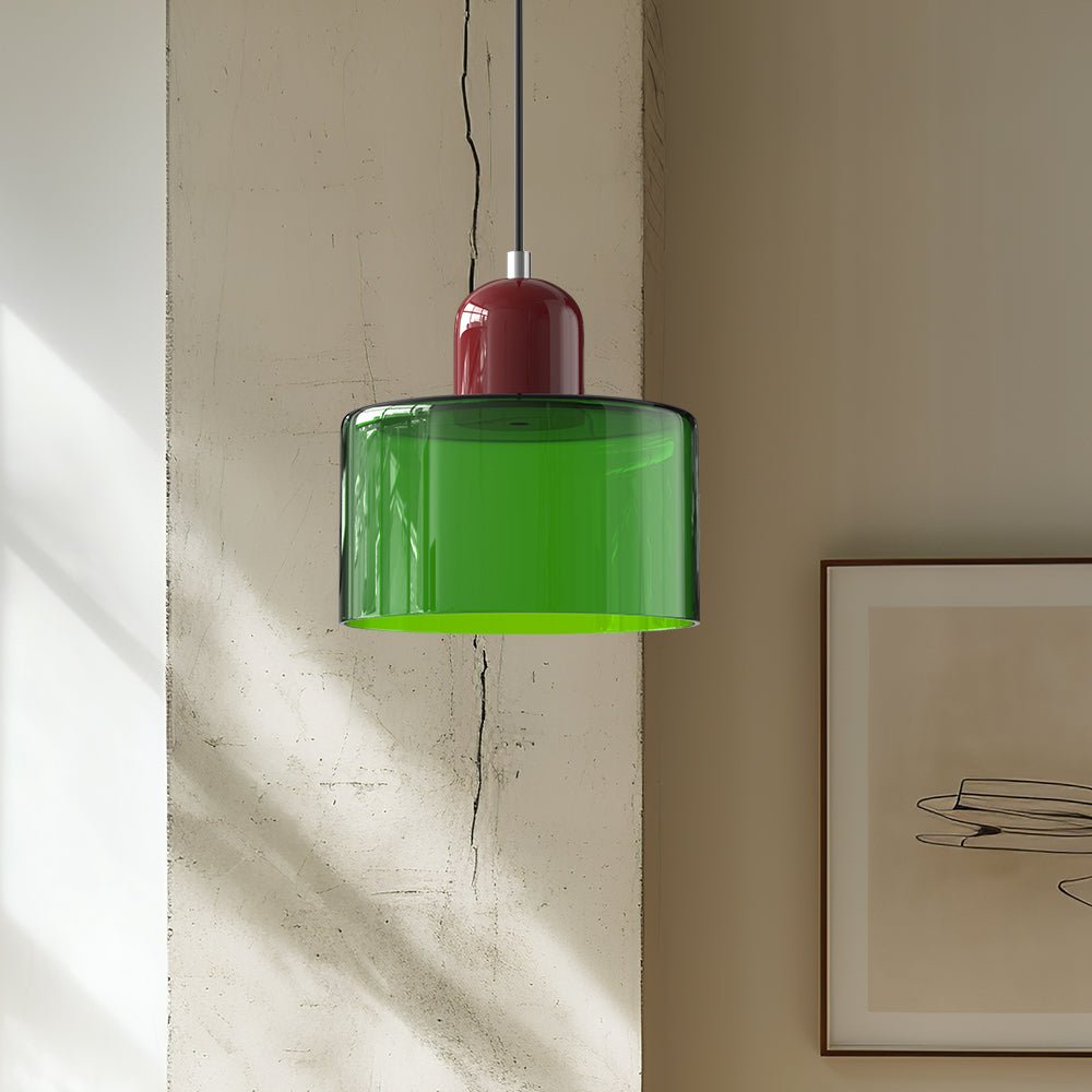 Croma verde brillante con calotta bordeaux su parete chiara