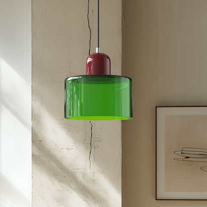 Croma verde brillante con calotta bordeaux su parete chiara