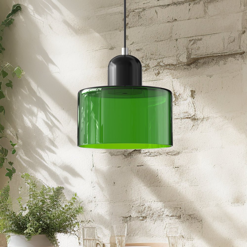 Croma verde brillante con calotta nera su muro di mattoni