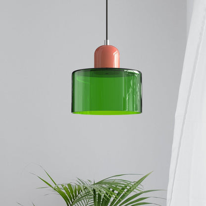 Croma verde brillante con calotta rosa accanto a una palma