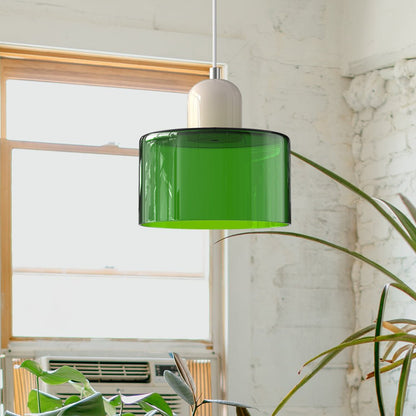 Croma verde brillante con calotta beige davanti a una finestra
