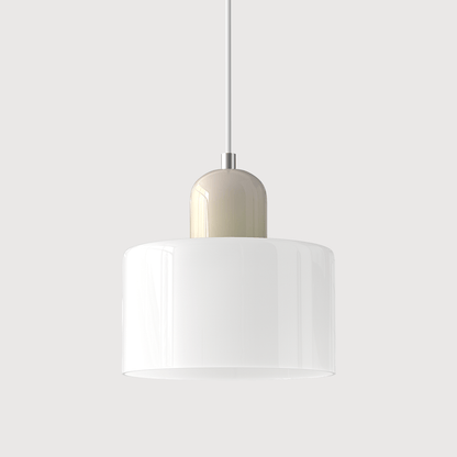 Croma bianca con calotta beige su sfondo chiaro
