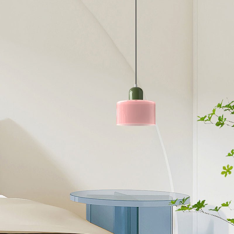 Croma rosa con calotta rosa in un angolo con tavolino blu
