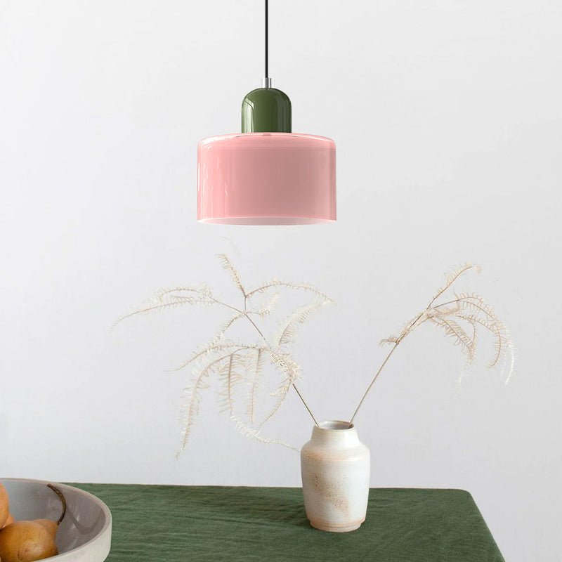 Croma rosa con calotta verde sopra un tavolo verde