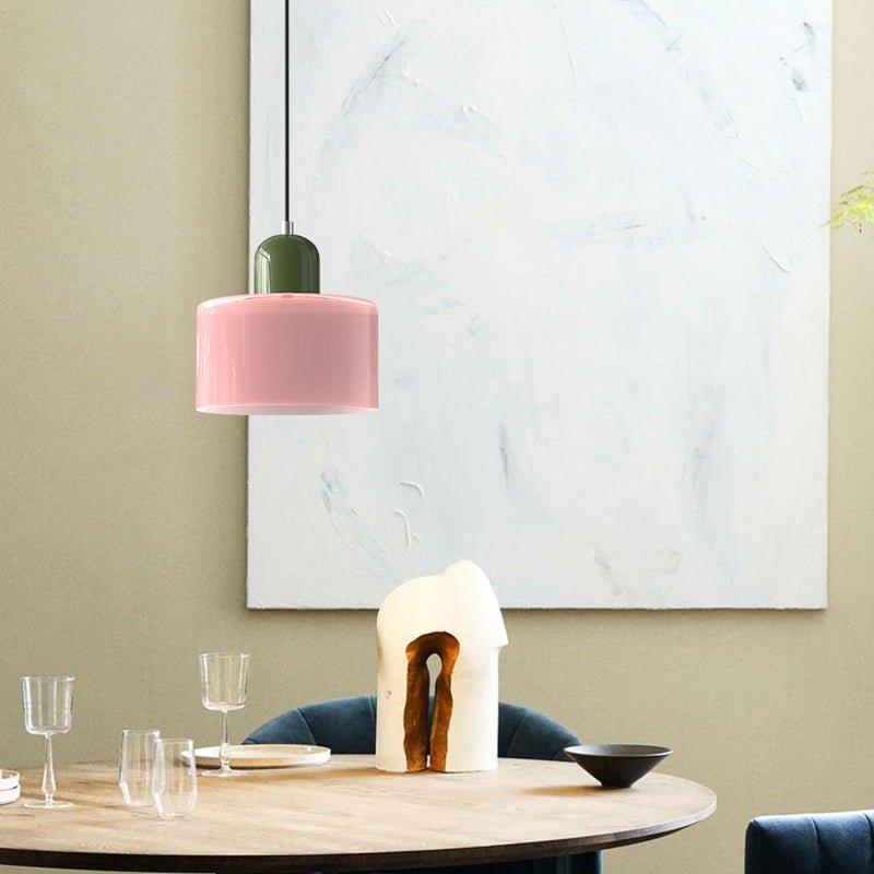 Croma rosa con calotta verde sopra un tavolo da pranzo