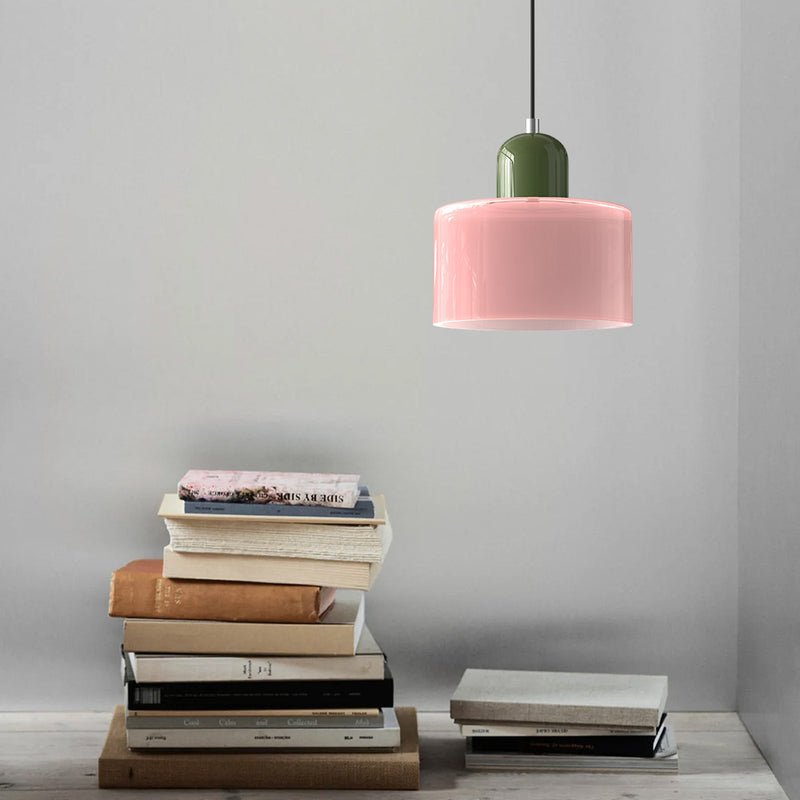 Croma rosa con calotta verde sopra una pila di libri