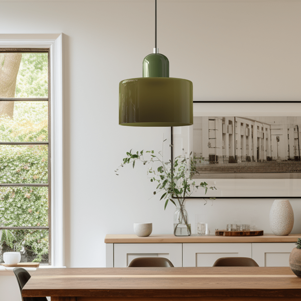 Croma in vetro verde militare accesa sopra un tavolo da pranzo in una sala luminosa
