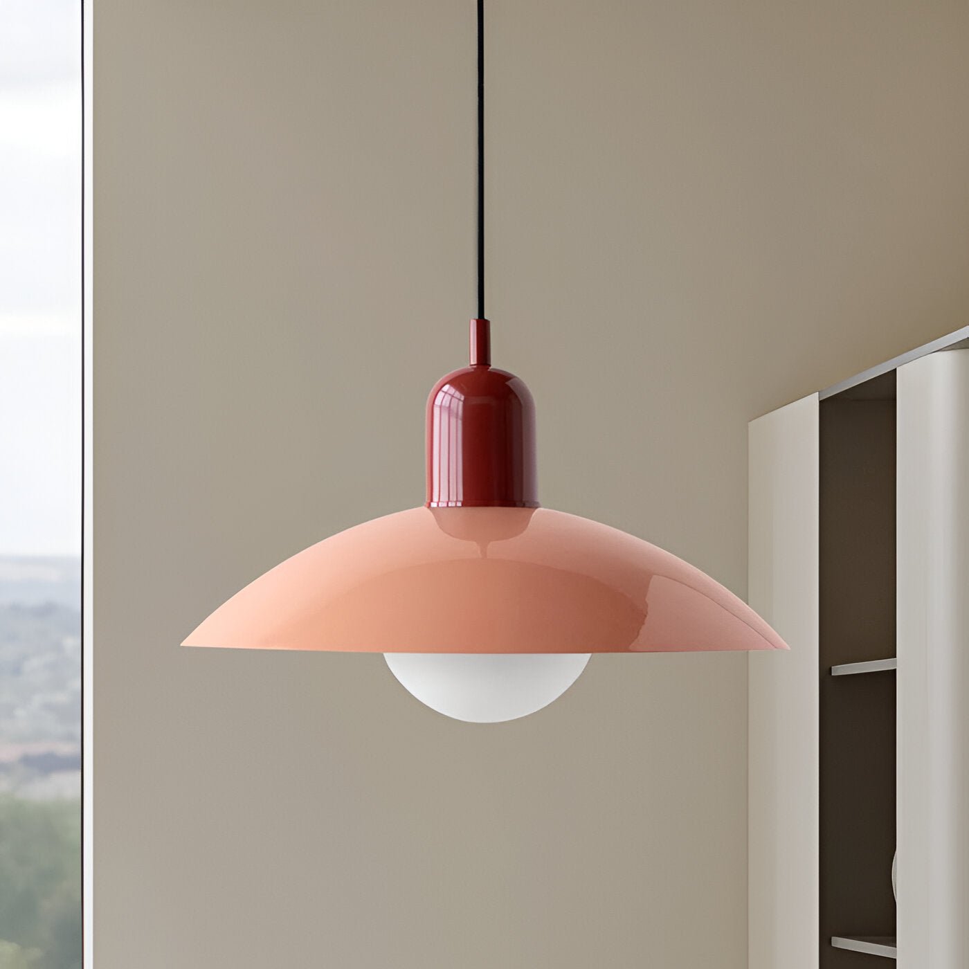 DomeLine Bauhaus - sospensione installata sopra il tavolo da pranzo in legno | Luximode