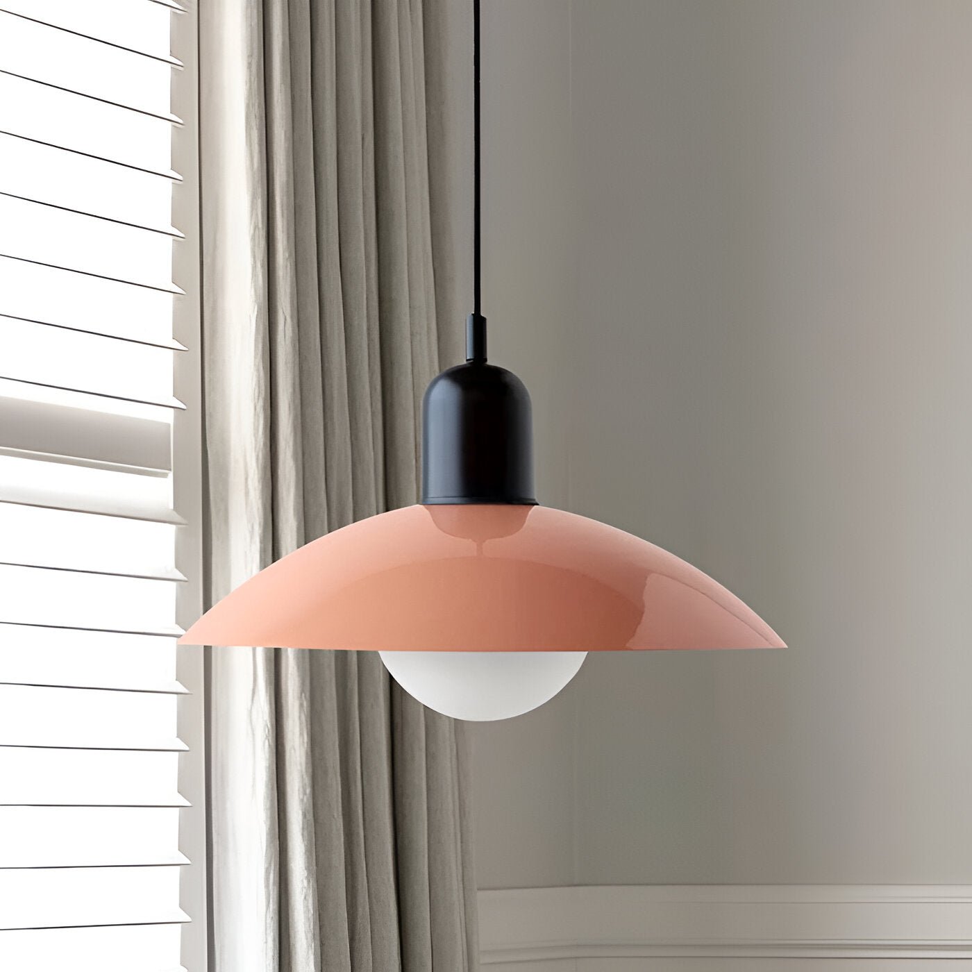 DomeLine Bauhaus - lampada sospesa in zona ingresso con parete chiara | Luximode