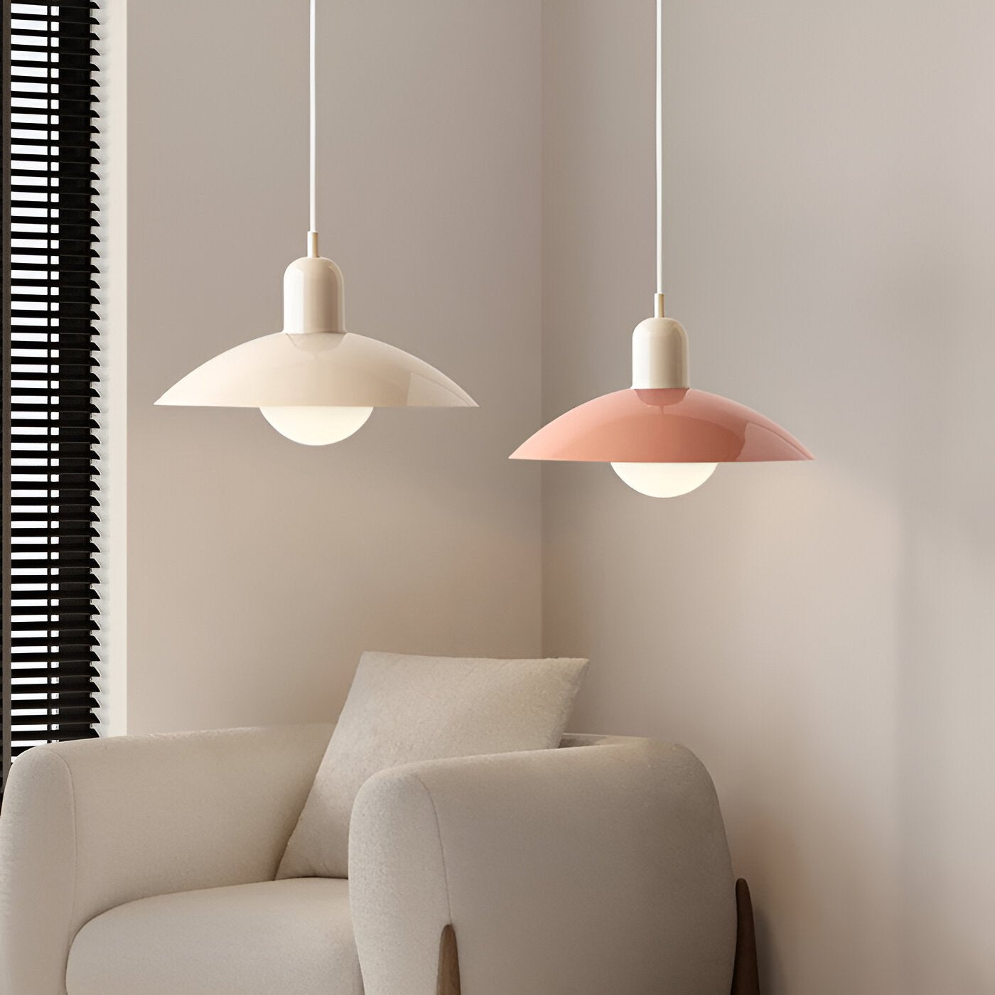 DomeLine Bauhaus - composizione di tre sospensioni sopra il bancone bar | Luximode