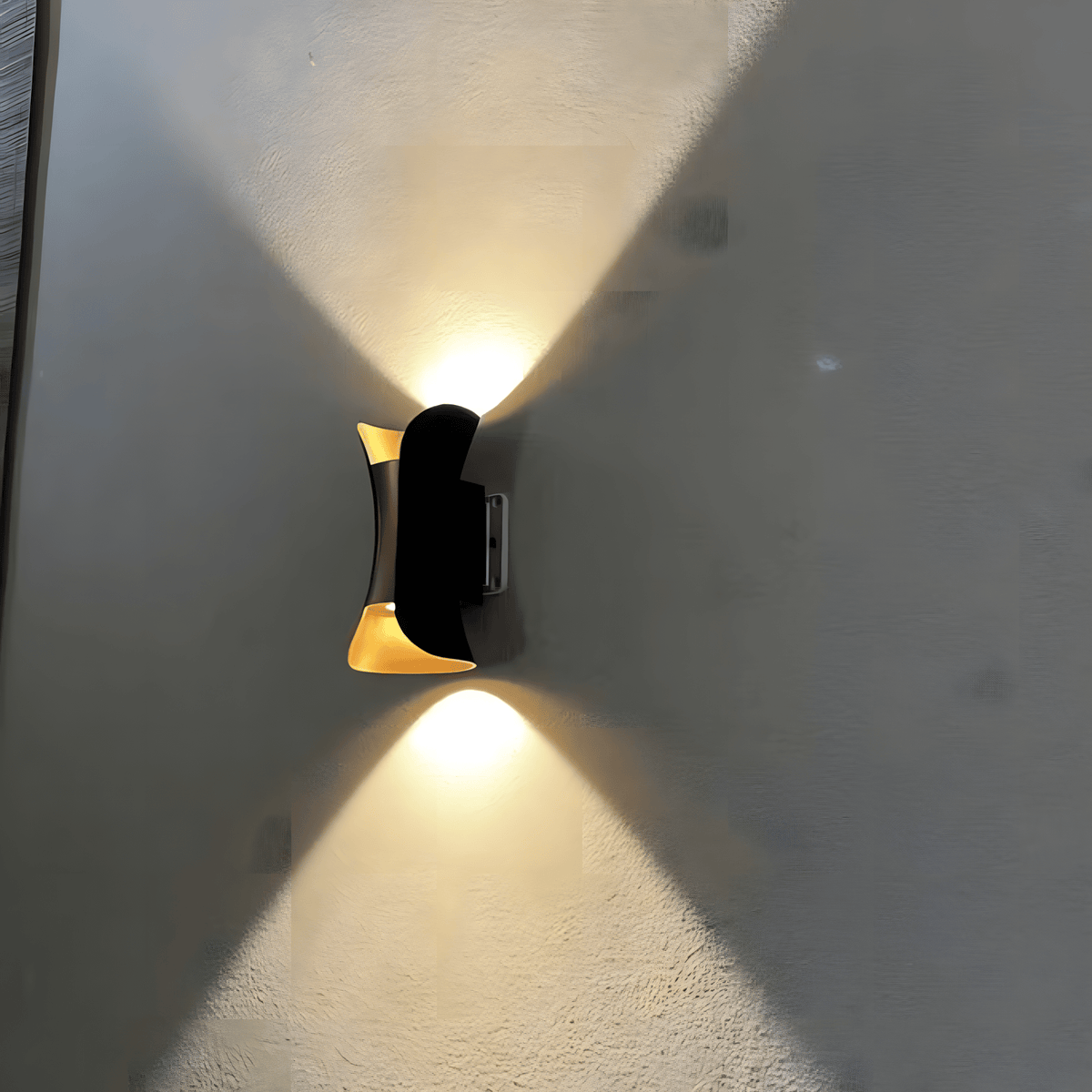 Applique DualDelight accesa con luce verso l'alto e verso il basso