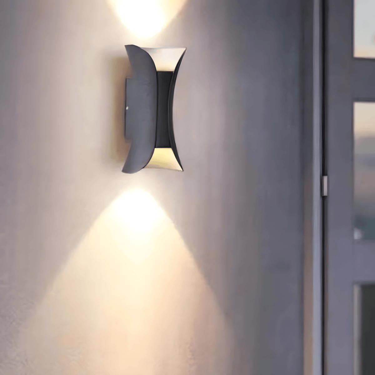 DualDelight accesa accanto a una porta finestra