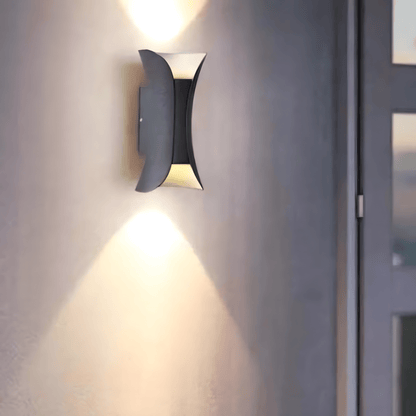 DualDelight accesa accanto a una porta finestra
