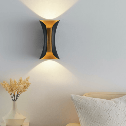 Dettaglio della DualDelight nera con interno oro, accesa