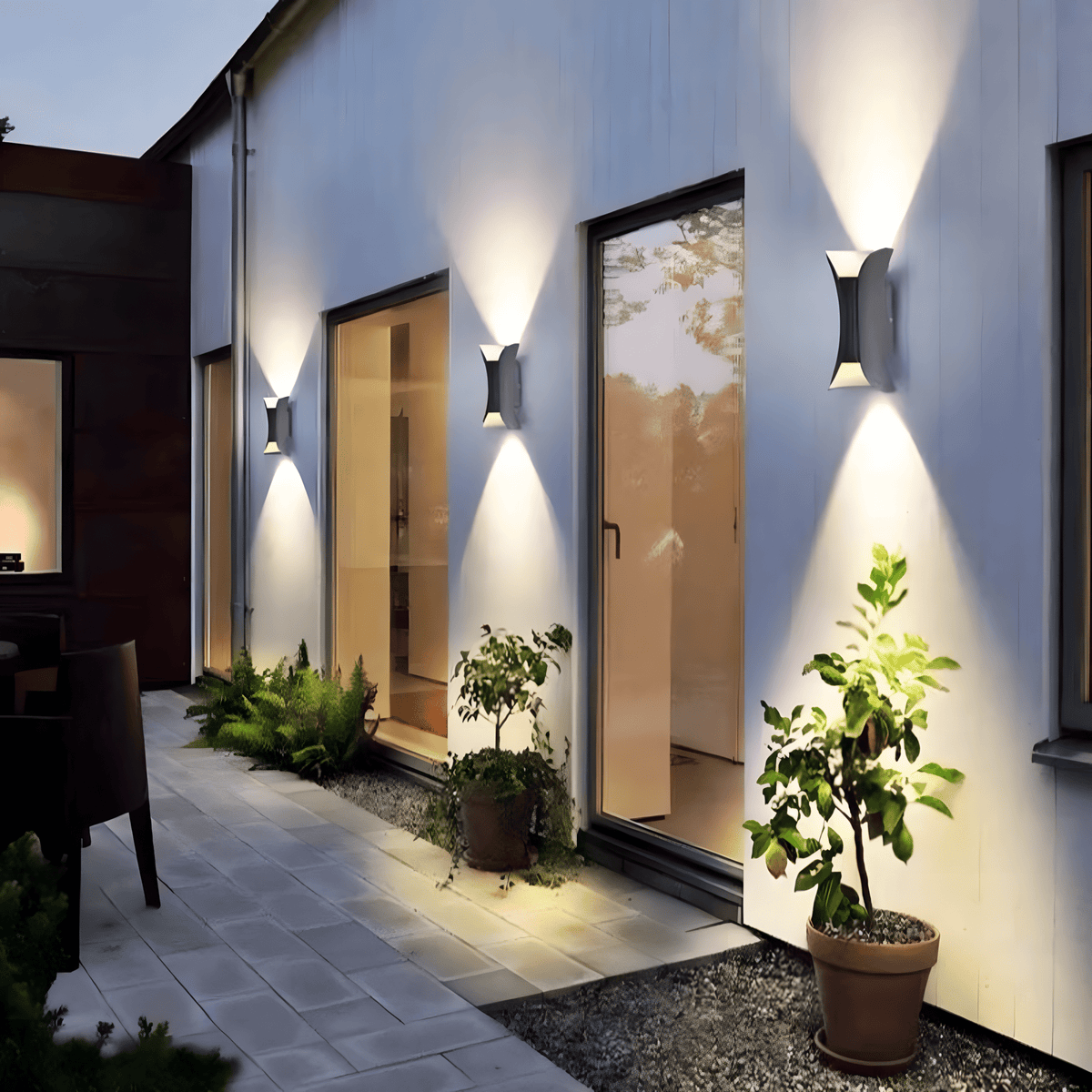 DualDelight accese lungo un patio con piante