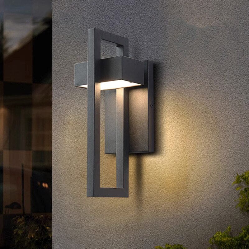 DuskGlow applique da esterno a parete LED in alluminio nero, design rettangolare: accesa su una parete beige di notte - Luximode