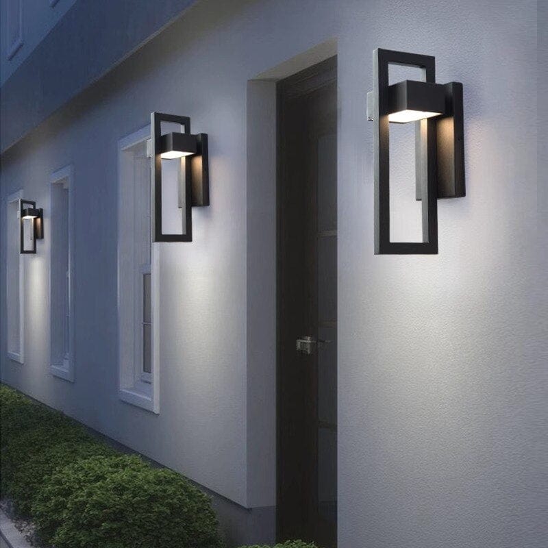 DuskGlow applique da esterno a parete LED in alluminio nero, design rettangolare: due applique accese lungo la facciata di una casa - Luximode