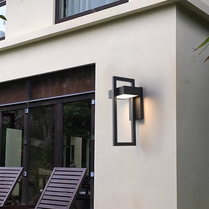 DuskGlow applique da esterno a parete LED in alluminio nero, design rettangolare: accesa all'angolo di una casa moderna con grandi vetrate - Luximode
