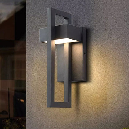 DuskGlow applique da esterno a parete LED in alluminio nero, design rettangolare: accesa su parete chiara, vista frontale - Luximode