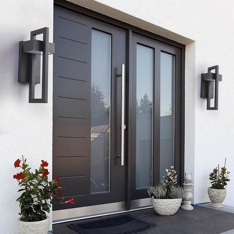 DuskGlow applique da esterno a parete LED in alluminio nero, design rettangolare: due applique ai lati di una porta d'ingresso in legno - Luximode